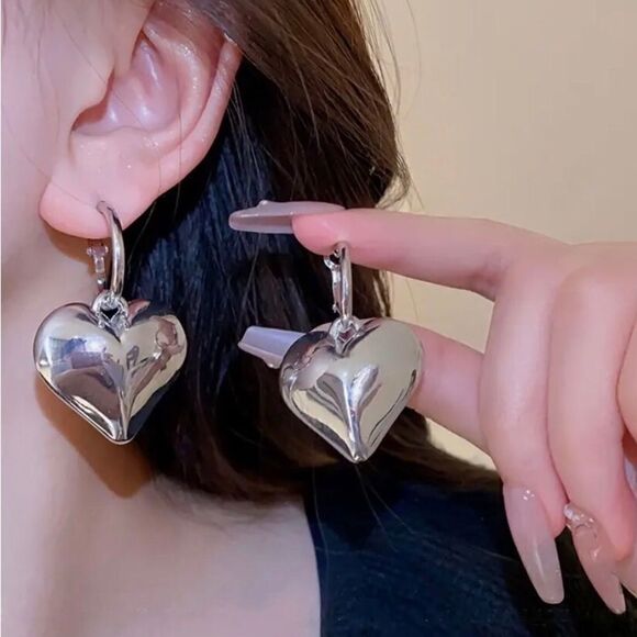 🩶 NEW silver puffy heart dangle hoop earrings 🩶 - Picture 6 of 6